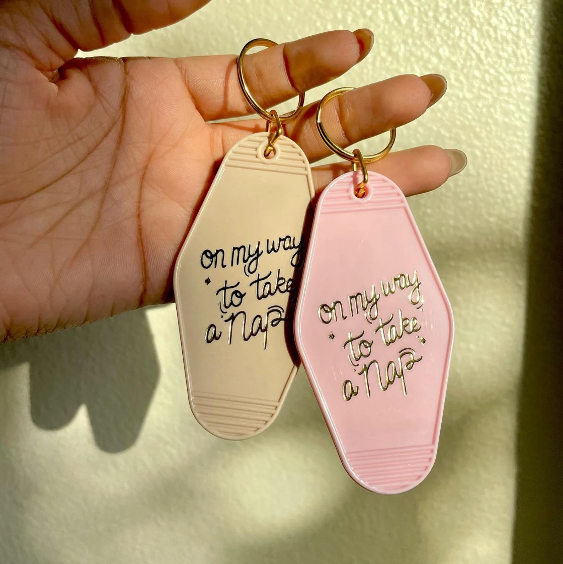 customlogocolorfulblankacrylichotstampinghotelkeychaincharmplasticmotelkeytag
