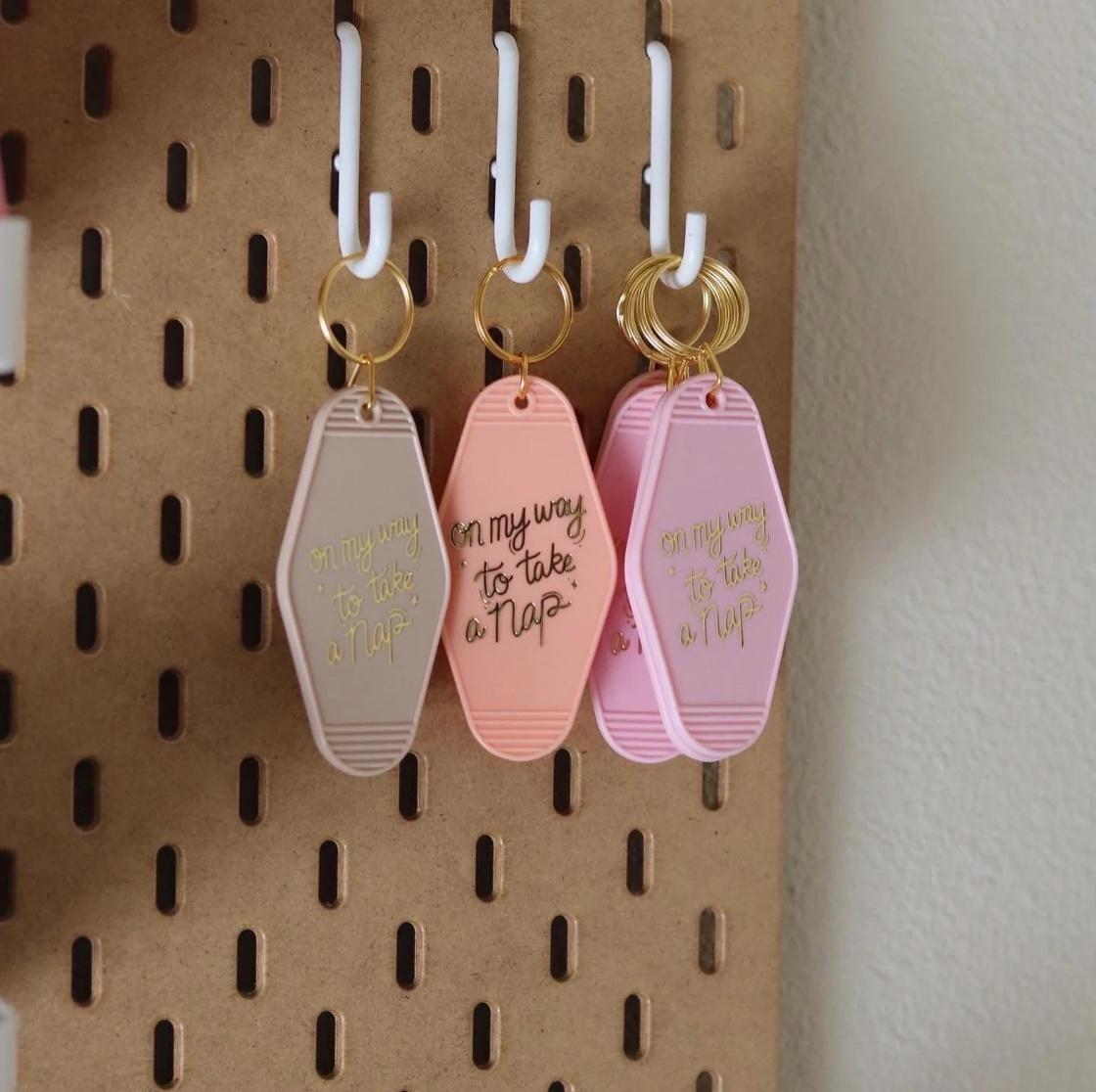 Custom logo Metal Hotel Room Number Keychain Custom Enamel Retro Vintage Motel Keychain Hotel Room Key Chain Key Tags