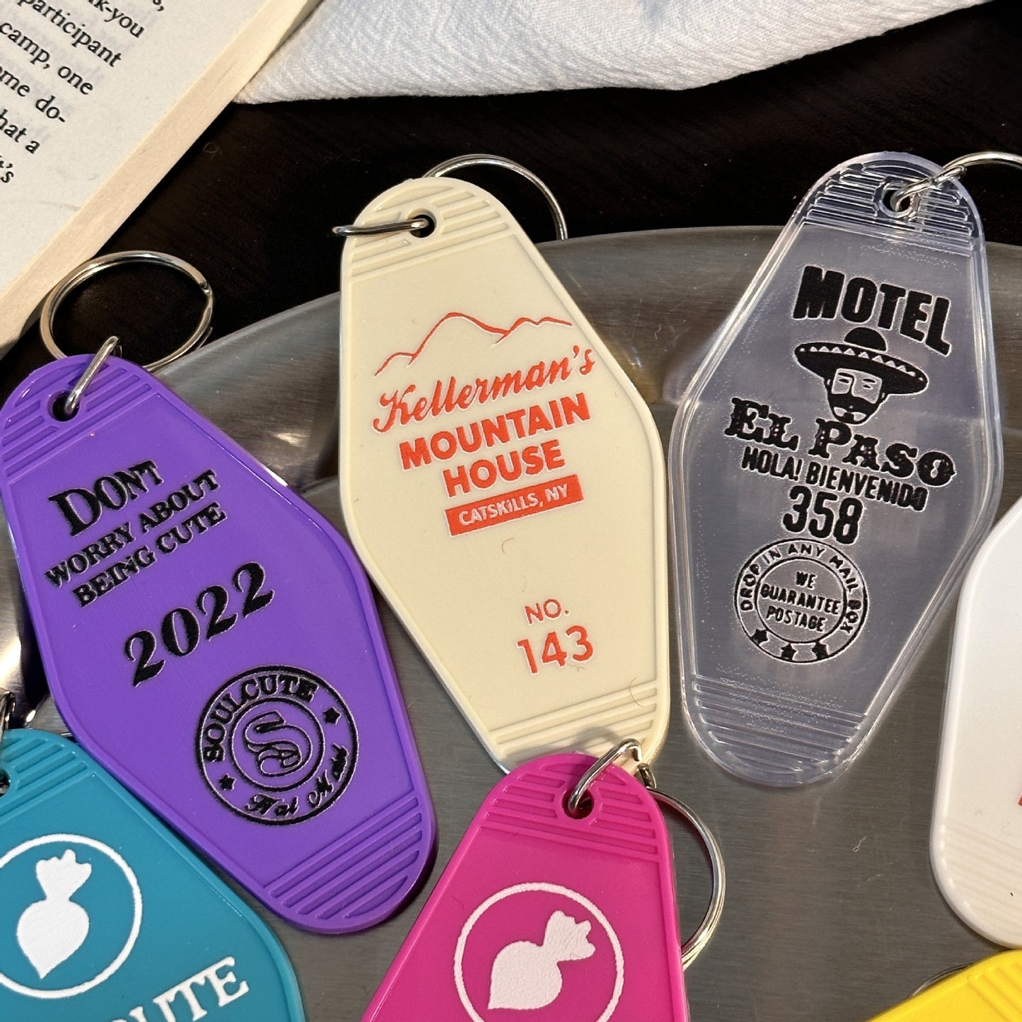 PersonalizedDesignCustomLogoKeychainMetalZincAlloySoftEnamel3DKeyChainsWholesaleRoomHotelRetroMotelKeychain